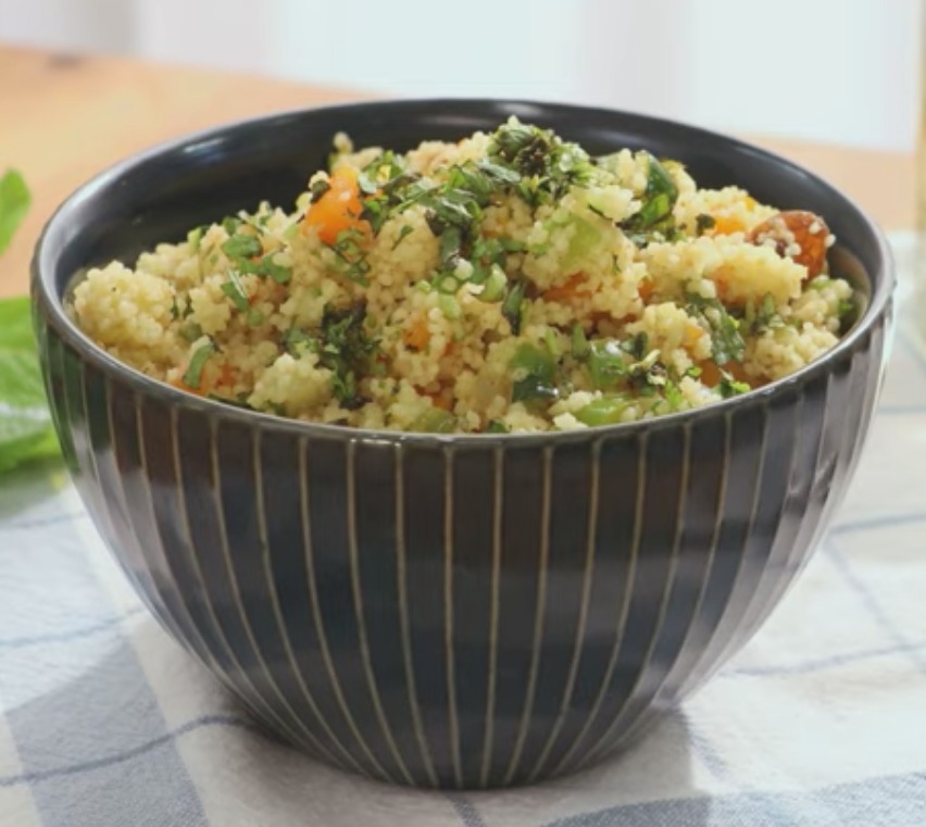 ENSALADA DE LECHUGA VARIADA CON TORTILLA FRANCESA DE ATÚN Y CUSCÚS MARROQUÍ CON VERDURAS